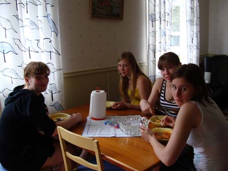 0012_Gelja,Vika,Sveta och Ira i matsalen.