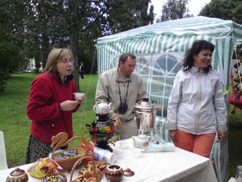 Pervyi den yarmarki. Natasha, Andrei i Inna za rabotoi