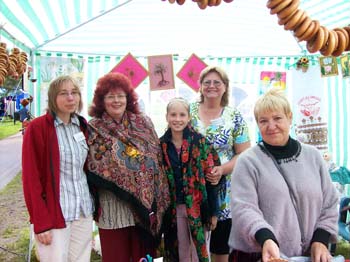 Pervyi den. Natasha, Nelli, Nastya, Larissa i. Nachalo 