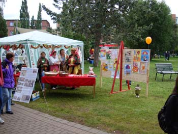 Vtotoi den yarmarki. Ryadom s risunkami rebyat iz Kandalakshi i Zelenoborskogo